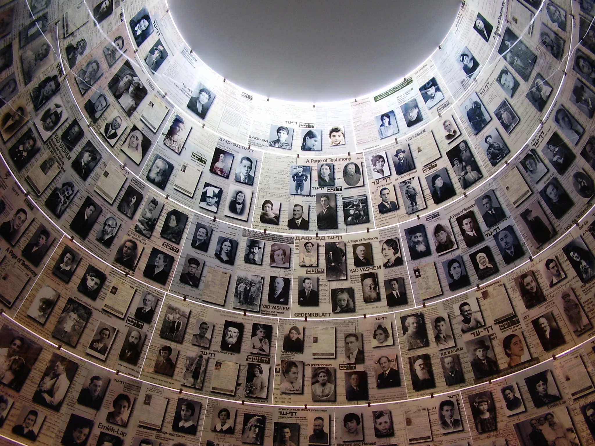 hall of names in yad vashem: By צילום:ד"ר אבישי טייכר, CC BY 2.5,